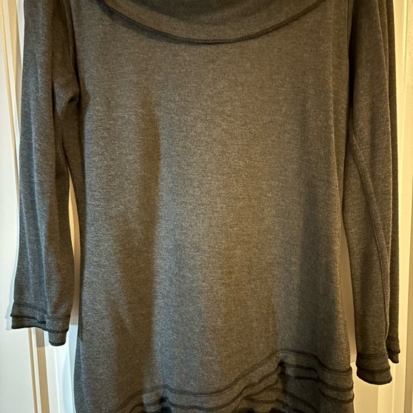 Beautiful top that is comfy and flattering! - Picture 5 of 7